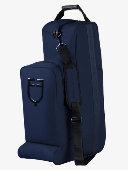 Cordura boot and helmet bag with rubber edging. Featuring a minimal and refined style with a front silicone logo.