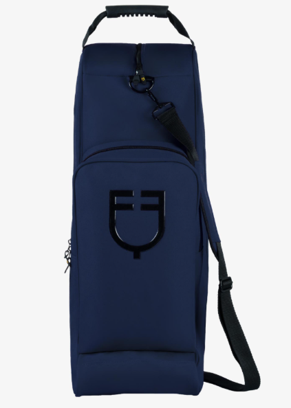 Cordura boot and helmet bag with rubber edging. Featuring a minimal and refined style with a front silicone logo.