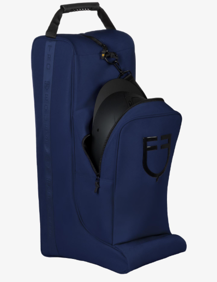 Cordura boot and helmet bag with rubber edging. Featuring a minimal and refined style with a front silicone logo.