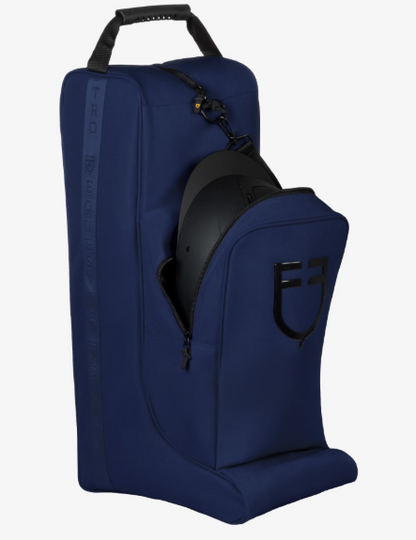 Cordura boot and helmet bag with rubber edging. Featuring a minimal and refined style with a front silicone logo.